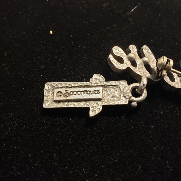 Adorable vintage Spoontiques ©️ Pewter Chocolate Lovers Pin with Dangles. - Picture 4 of 5